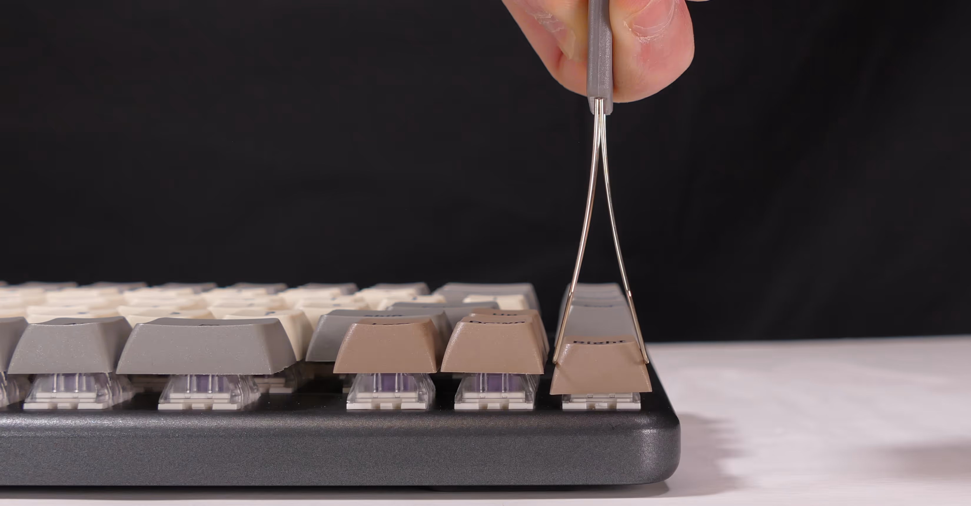 Inserting the keycap puller