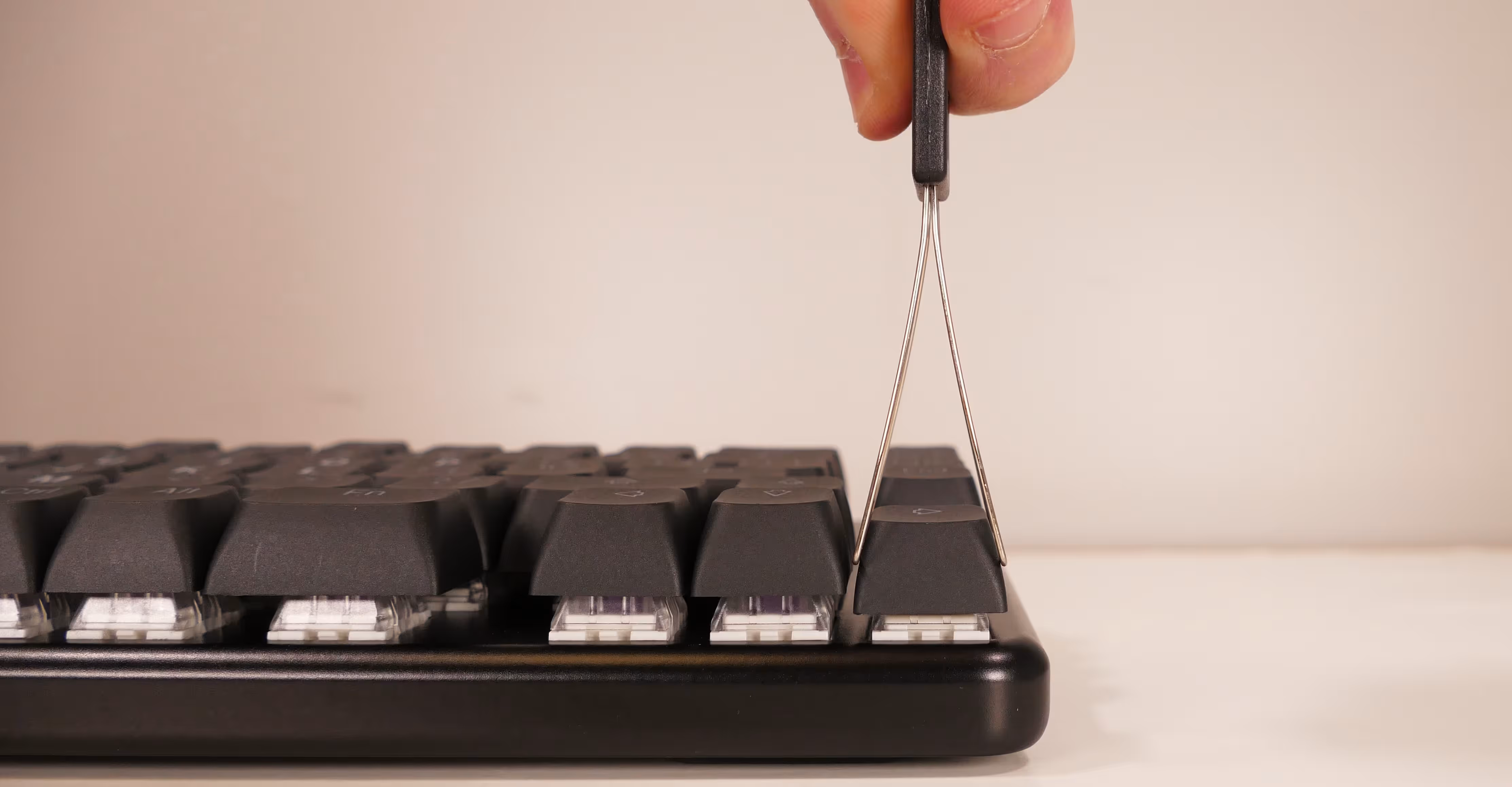 Inserting the keycap puller
